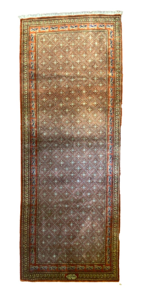 Un tappeto marrone e arancione su sfondo bianco.