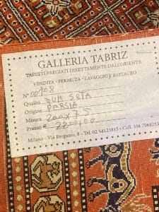 Un'etichetta su un tappeto Tappeto con l'immagine di un tappeto.
