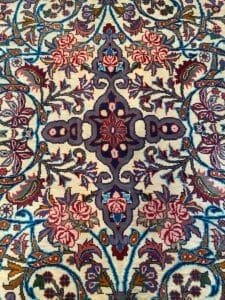 Un tappeto bozza dal disegno floreale.