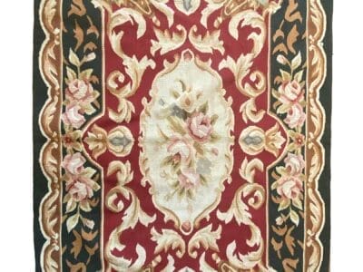 Un tappeto rosso e rosa dal disegno elaborato, scelto tramite Bozza automatica.