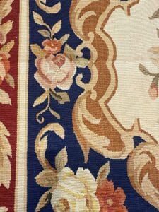 Un tappeto Tappeto Abusson 162 con fiori sopra.