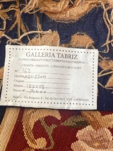 Un tappeto con un'etichetta sopra.
