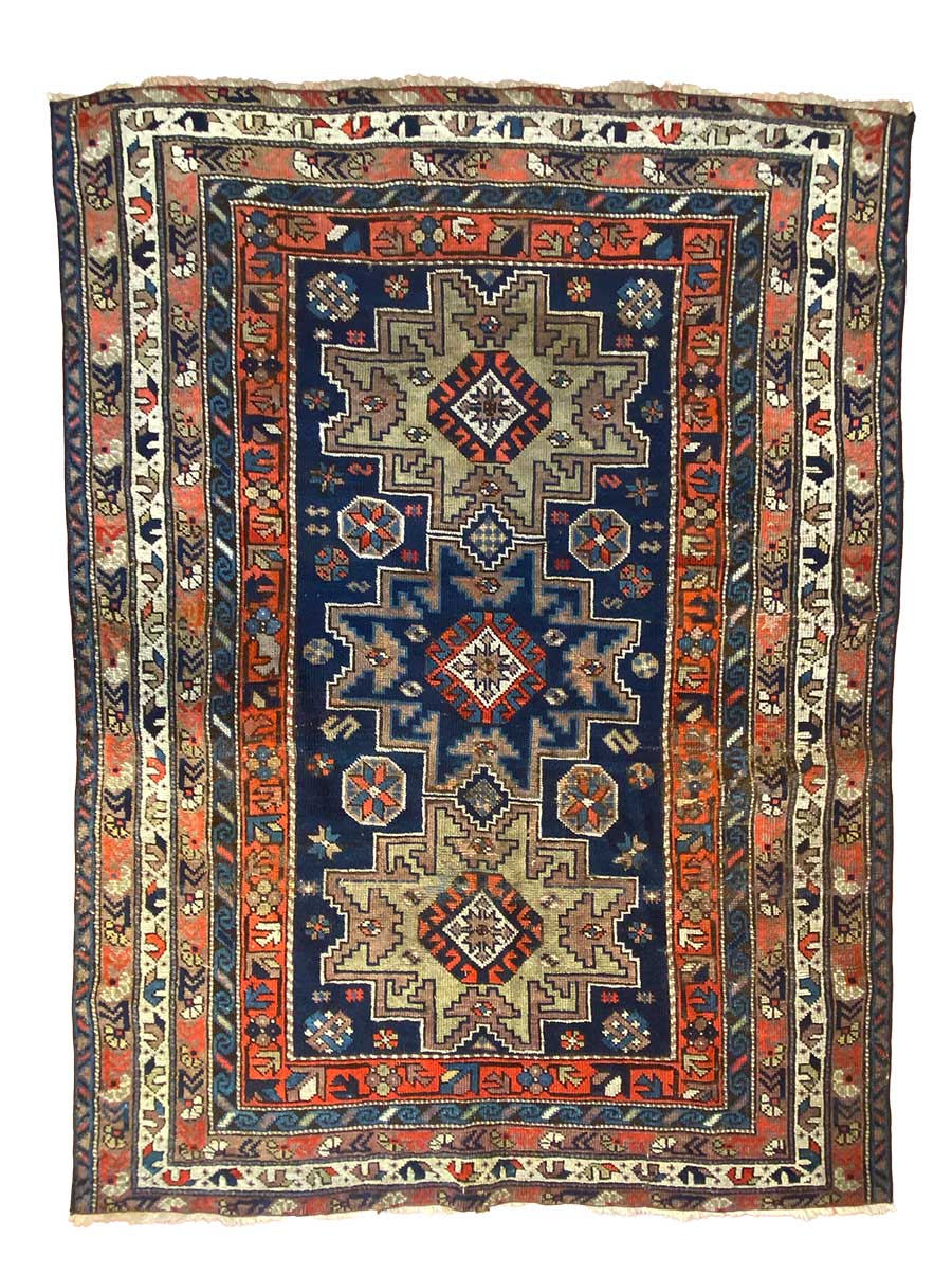 Un tappeto geometrico blu e arancione, ispirato al design di Shirvan Lesghi.