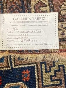 Un tappeto Shirvan Lesghi con un cartellino del prezzo.