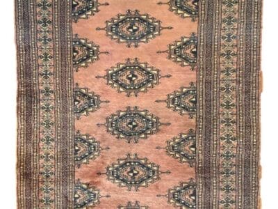 Un tappeto Tappeto Pakistano dal disegno geometrico in rosa e nero.