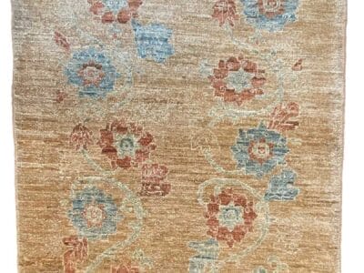 Un tappeto Zigler beige e blu con disegni floreali.