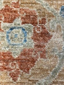 Primo piano di un tappeto orientale Zigler 166 con un disegno blu e rosso.