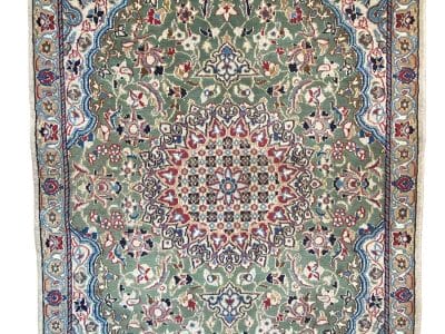 Un tappeto verde e blu su fondo bianco, noto anche come Tappeto Nain.