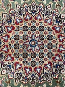 Un tappeto Nain 167 con un disegno floreale.