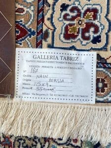 Un tappeto Tappeto con un'etichetta.
