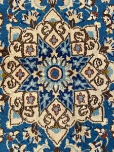 Un tappeto Nain dal disegno ornamentale.