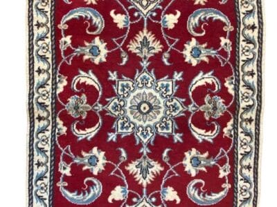 Un tappeto Tappeto con disegni floreali Nain 169 in rosso e blu.