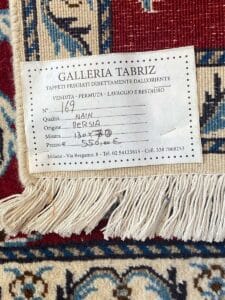 Un tappeto Tappeto Nain con un'etichetta sopra.