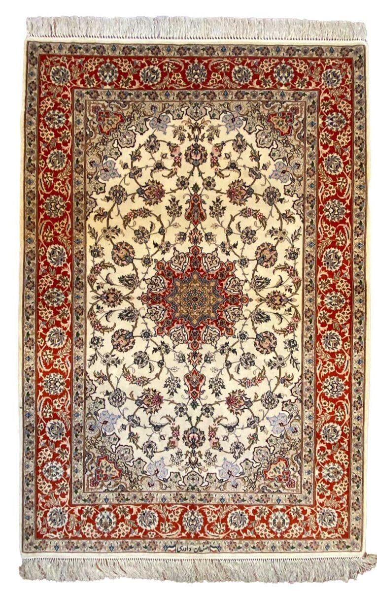 Tappeto tradizionale Isfahan Seta con intricati motivi floreali e un medaglione centrale, incorniciato da bordi decorati.