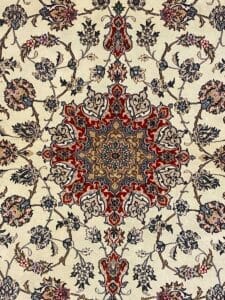 Tappeto Isfahan decorato con intricati motivi floreali e geometrici.
