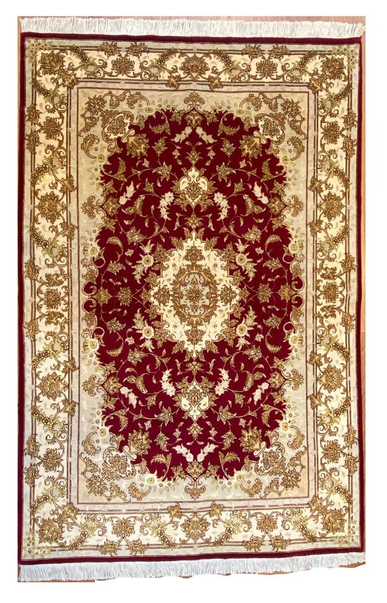 Un tappeto Bozza automatica decorato, con motivi rossi e beige con bordi dettagliati.