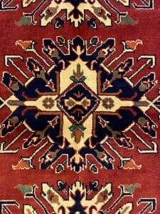 Tappeto Bozza automatica dal motivo tradizionale con disegno floreale simmetrico.