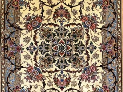 Tappeto orientale tessuto a mano con intricati motivi floreali e un design simmetrico.