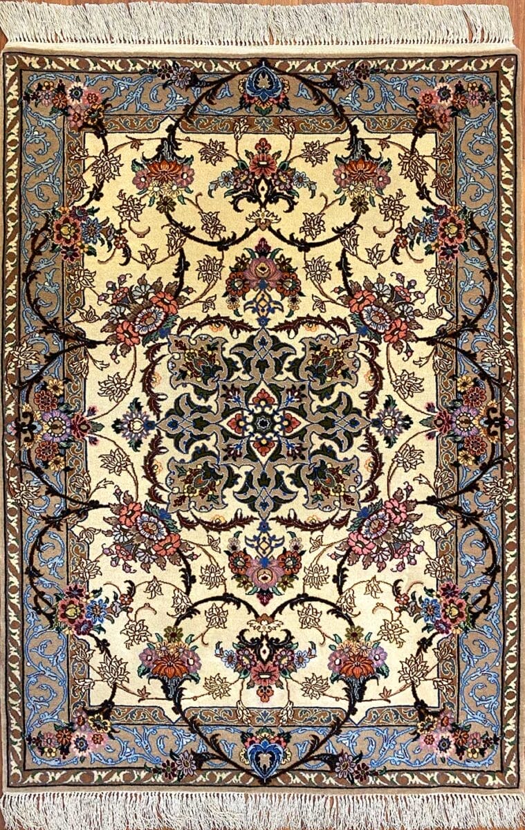 Tappeto orientale tessuto a mano con intricati motivi floreali e un design simmetrico.