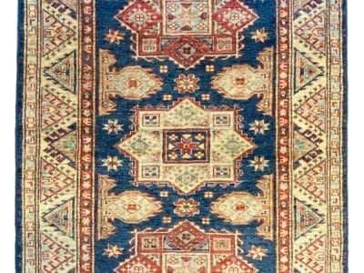 Tappeto orientale tessuto a mano con intricati motivi geometrici e motivi tradizionali, caratterizzato da un disegno a bozza automatica.