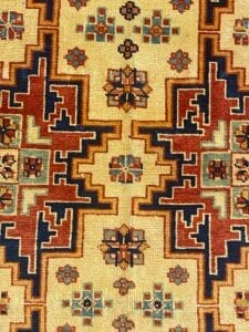 Motivi geometrici e floreali su un tradizionale tappeto tessuto. Bozza automatica