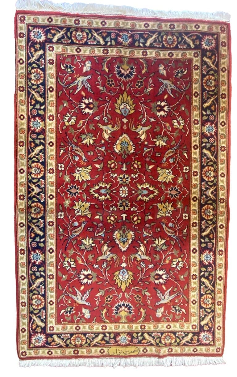 Tappeto tradizionale decorato con motivi floreali e sfondo rosso, perfetto per valorizzare i tuoi interni con un tocco di eleganza nell'automazione dei documenti.