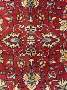 Tappeto rosso con motivi tradizionali con disegni floreali decorati, caratterizzato da un motivo automatico Bozza.