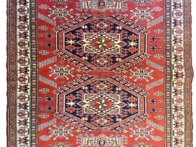 Tappeto tradizionale tessuto a mano con motivi geometrici e bordi sfrangiati Bozza.