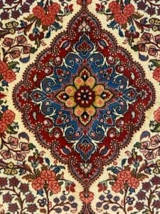 Intricato disegno di un tappeto floreale con un medaglione centrale e motivi di bordo dettagliati, tradotto in "Bozza automatica" in inglese.