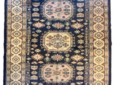 Tappeto tradizionale tessuto a mano con motivi intricati e design a medaglione centrale.