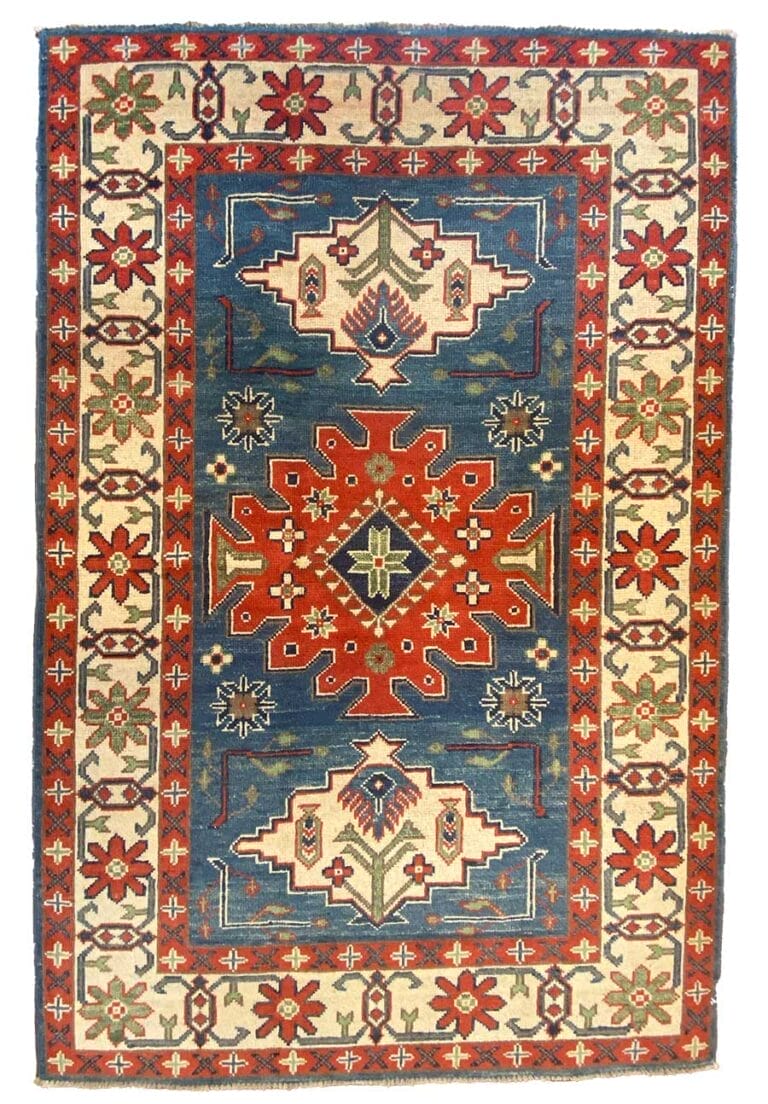 Tappeto tradizionale tessuto a mano con motivi geometrici simmetrici e disegno a medaglione centrale su sfondo blu.
