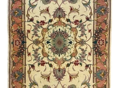 Tappeto ornato tessuto a mano con intricati motivi floreali e un medaglione centrale, circondato da bordi decorativi Bozza.