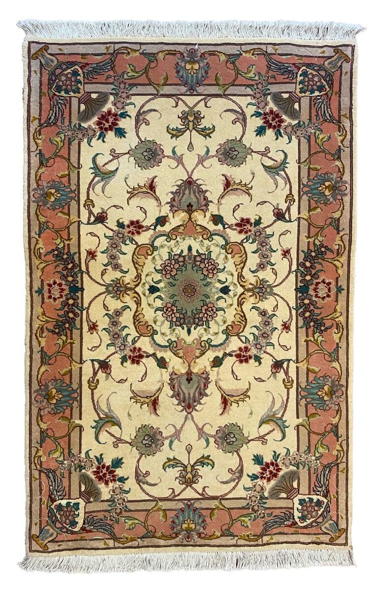 Tappeto ornato tessuto a mano con intricati motivi floreali e un medaglione centrale, circondato da bordi decorativi Bozza.