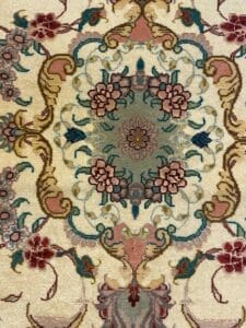 Tappeto floreale dai motivi intricati con design simmetrico in colori tenui, descritto come bozza automatica.