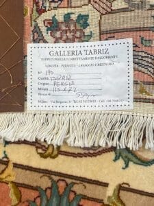 Etichetta su tappeto persiano "Tabriz" con indicazione tipologia, qualità, dimensione, provenienza e prezzo Bozza.