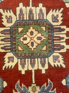Primo piano di un motivo tradizionale su un tappeto orientale a Bozza.