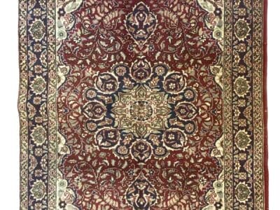 Tappeto persiano tradizionale con intricati motivi floreali e design a medaglione centrale.