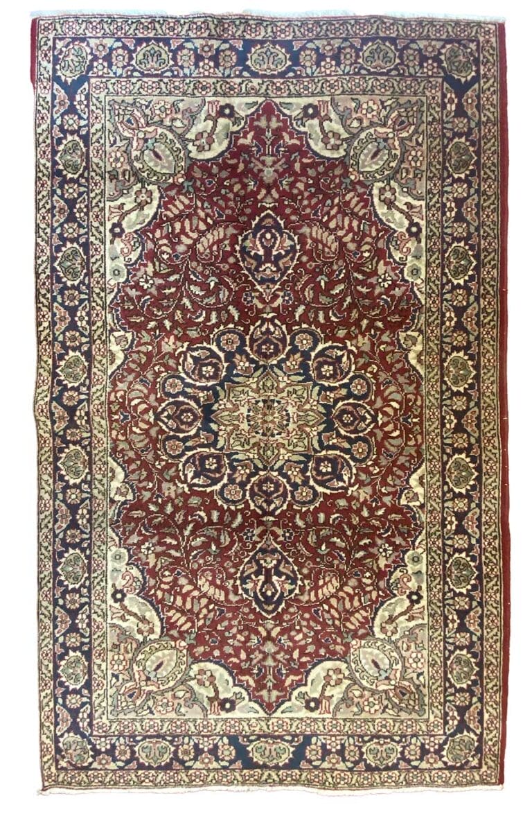 Tappeto persiano tradizionale con intricati motivi floreali e design a medaglione centrale.