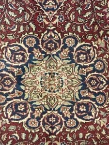 Modello dettagliato di un tappeto persiano tradizionale con intricati disegni floreali e colori intensi, che mostra l'eleganza della stesura automatica nella gestione dei contenuti.