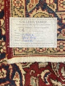 Etichetta su tappeto indicante provenienza "turko", misura "140x195" e prezzo da "Bozza automatica galleria tabrez.
