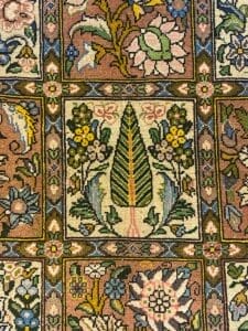Bozza automatica intricata con motivi floreali con un motivo ad albero centrale circondato da disegni di bordi dettagliati.