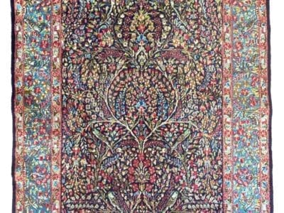 Un tappeto persiano rettangolare dai motivi intricati con un disegno floreale centrale, caratterizzato da colori intensi come il rosso, il blu, il verde e l'oro su uno sfondo scuro, circondato da un bordo ornato: una vera bozza automatica di squisita fattura.
