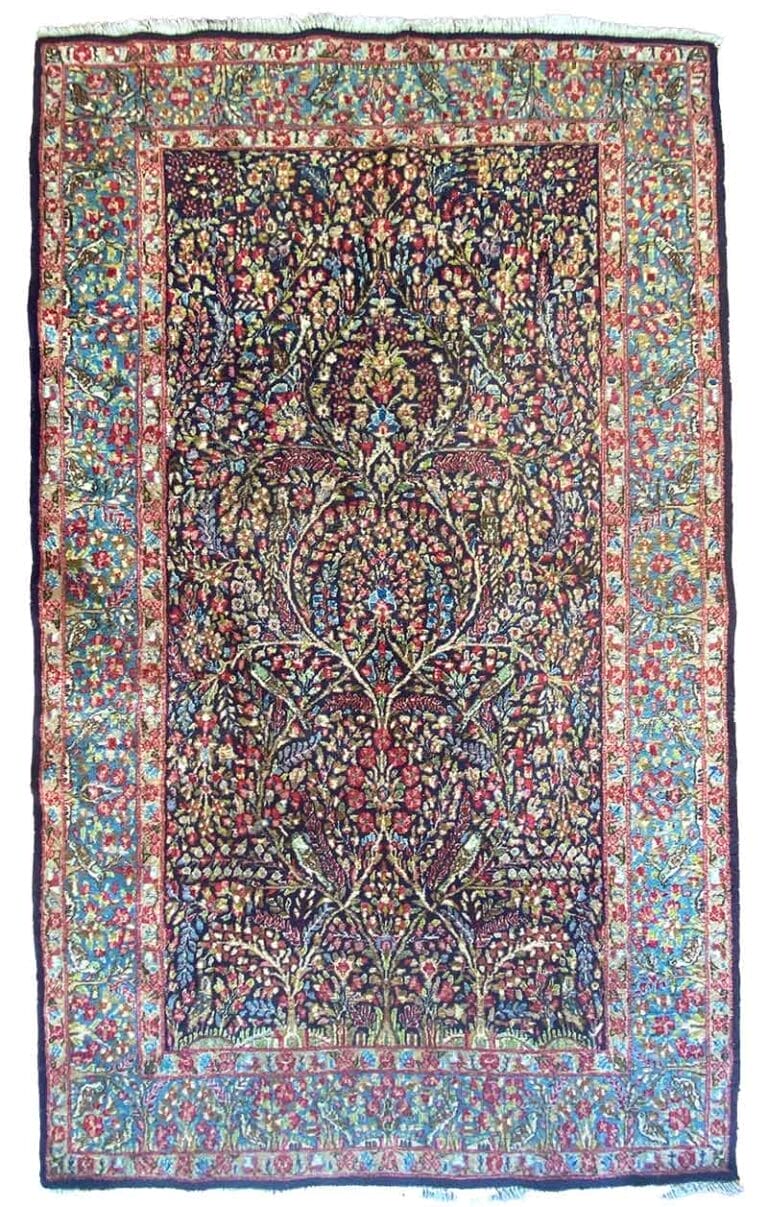Un tappeto persiano rettangolare dai motivi intricati con un disegno floreale centrale, caratterizzato da colori intensi come il rosso, il blu, il verde e l'oro su uno sfondo scuro, circondato da un bordo ornato: una vera bozza automatica di squisita fattura.
