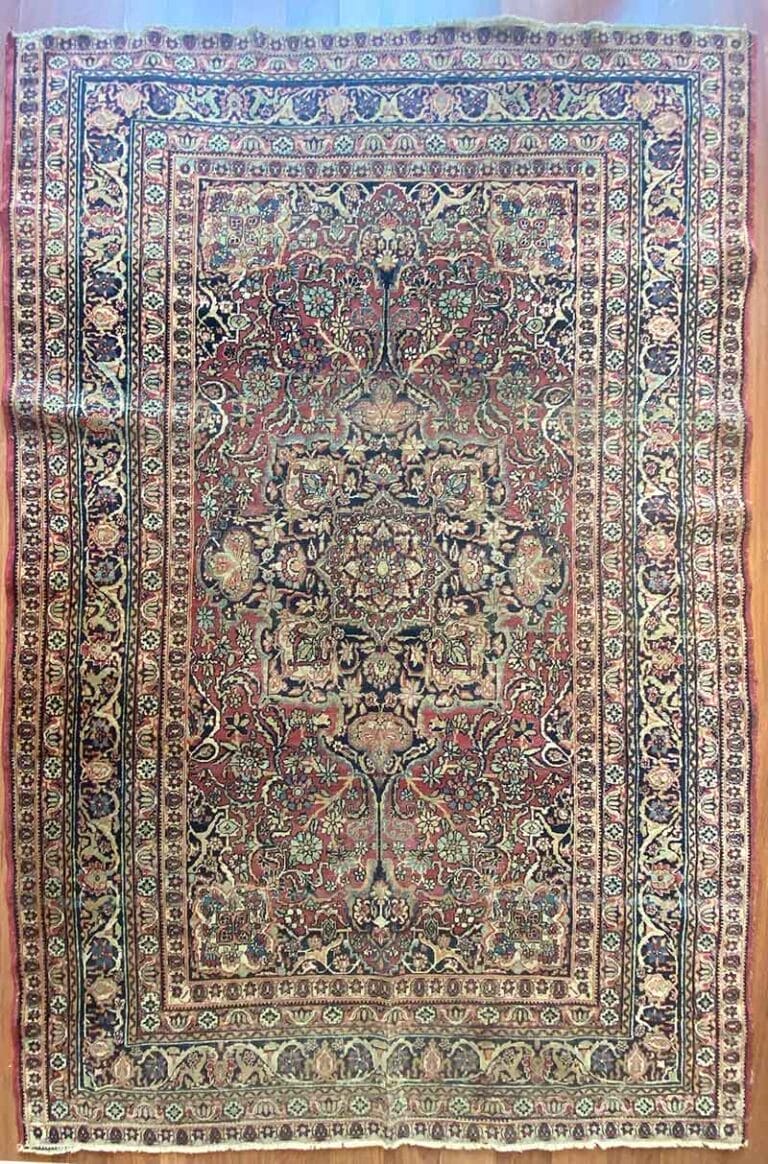 Galleria Tabriz - Tappeti in vendita. Un tappeto persiano Kirman dettagliato, rettangolare e multicolore con intricati motivi floreali e geometrici. Il tappeto è caratterizzato da un prominente medaglione centrale e bordi simmetrici.