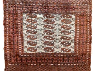 Galleria Tabriz - Tappeti in vendita. Un tappeto tradizionale dai motivi intricati con disegni geometrici e floreali in tonalità rosse, bianche e marroni, con bordi sfrangiati: un'aggiunta perfetta realizzata con precisione bozza automatica.
