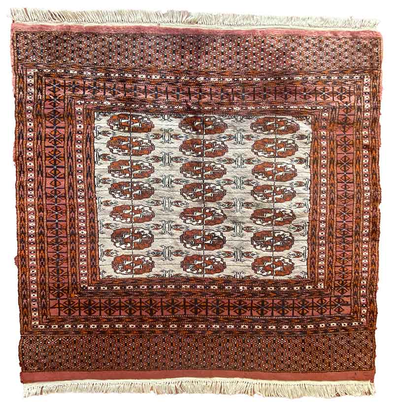 Galleria Tabriz - Tappeti in vendita. Un tappeto tradizionale dai motivi intricati con disegni geometrici e floreali in tonalità rosse, bianche e marroni, con bordi sfrangiati: un'aggiunta perfetta realizzata con precisione bozza automatica.