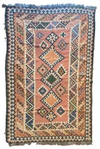 Galleria Tabriz - Tappeti in vendita. Un tappeto rettangolare con motivi geometrici in vari colori, caratterizzato da un prominente motivo a rombi al centro e delimitato da intricati disegni. Il tappeto, creazione Bozza automatica, ha i bordi sfrangiati.