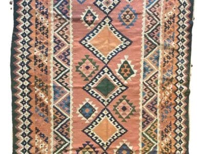 Galleria Tabriz - Tappeti in vendita. Un tappeto rettangolare con motivi geometrici in vari colori, caratterizzato da un prominente motivo a rombi al centro e delimitato da intricati disegni. Il tappeto, creazione Bozza automatica, ha i bordi sfrangiati.