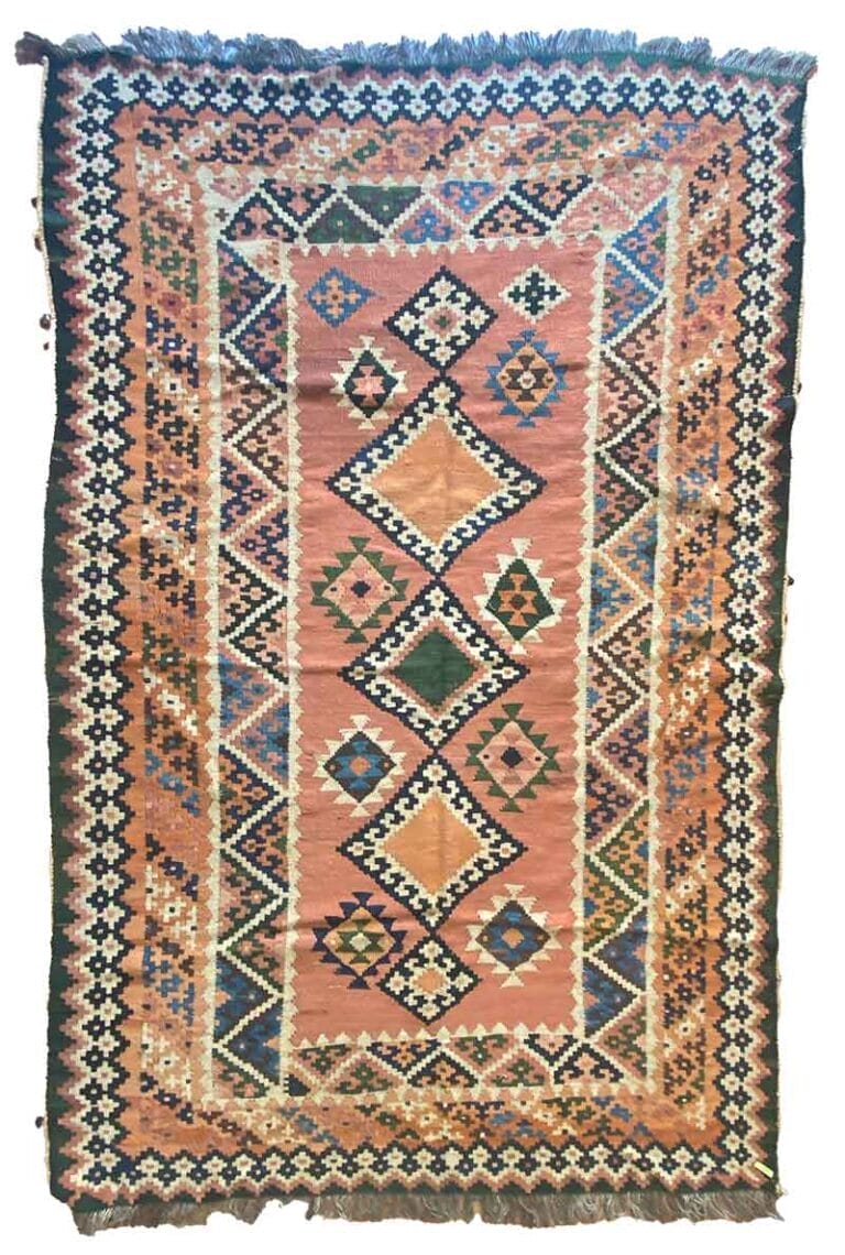 Galleria Tabriz - Tappeti in vendita. Un tappeto rettangolare con motivi geometrici in vari colori, caratterizzato da un prominente motivo a rombi al centro e delimitato da intricati disegni. Il tappeto, creazione Bozza automatica, ha i bordi sfrangiati.