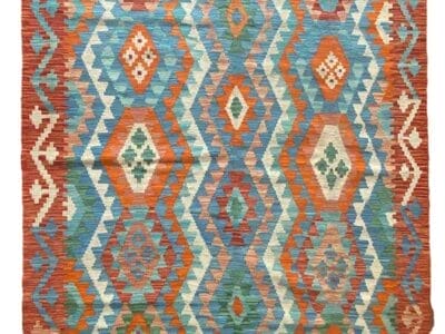 Galleria Tabriz - Tappeti in vendita. Con motivi intricati, questo tappeto kilim Bozza Automatica presenta vivaci forme geometriche nelle tonalità blu, arancione, rosso e verde.